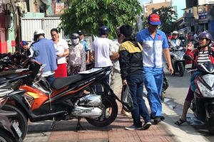 Hai ngày sau bão, tiệm sửa xe vẫn đông nghịt khách