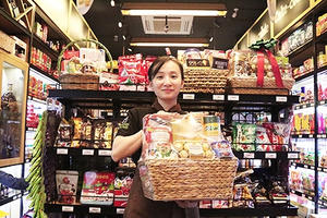 Khám phá “thiên đường” giỏ quà Tết đầy ắp hàng ngoại tại Vitamin House