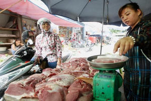 Nhập khẩu thịt lợn để bình ổn giá: Liệu có khả thi?