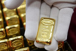 Giá vàng hôm nay 28/8: USD thảm hại, vàng vẫn yếu ớt