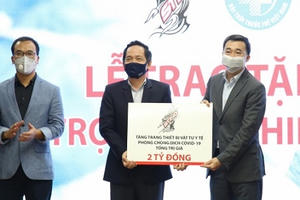 Sting ủng hộ 2 tỷ đồng mua trang thiết bị y tế phòng, chống dịch Covid-19