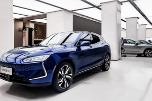 Sau Tesla, Google, Mercedes, tới lượt xe hybrid đầu tiên của Huawei trình làng với 543 mã lực, giá từ 33.356 USD