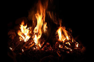 Hiện tượng bí ẩn trên thế giới: Người dân sống chung với lửa bởi bất cứ thứ gì đều có thể tự bốc cháy