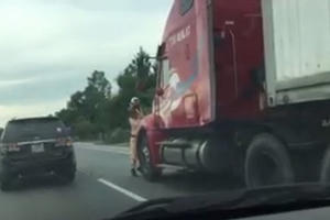 Rùng mình trước hình ảnh cảnh sát giao thông "treo mình" trước đầu "hung thần xa lộ"