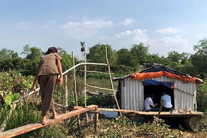 “Túp lều” dập dềnh bên dự án tỷ đô