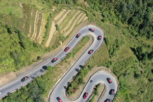 Đoàn xe “mắt hí” chinh phục những cung đường thách thức bậc nhất địa đầu Tổ quốc