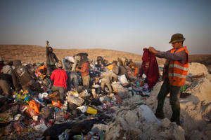 H&M thu gom quần áo để tái chế nhưng đường đi của số quần áo này thực sự về đâu?