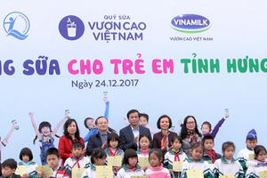 Quỹ sữa Vươn cao Việt Nam đem niềm vui cuối năm đến trẻ em tỉnh Hưng Yên