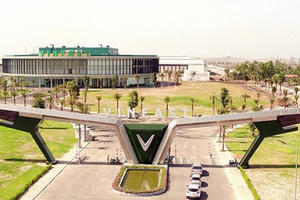 Bước tiến thần tốc của Vingroup: hoàn thành nhà máy VinFast vào tháng 6/2019, đã bán điện thoại Vinsmart tại Tây Ban Nha và lập văn phòng VinTech tại Hàn Quốc