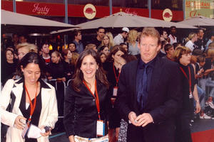 Vị Chủ tịch rời bỏ cuộc sống xa hoa nơi Hollywood để lặn lội tới bãi rác cứu người: Nguyện bán hết biệt thự, siêu xe và du thuyền để đổi lấy một nụ cười trẻ thơ