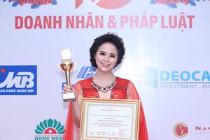 Nữ hoàng hoa hồng khoe vẻ đẹp "vạn người mê" khi nhận giải "Doanh nhân được yêu thích nhất"