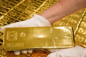 Sau khi chạm đỉnh 1.982 USD/ounce, giá vàng bốc hơi mạnh