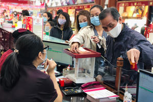 Hà Nội tấp nập khách mua vàng, Sài Gòn đìu hiu trước ngày Thần Tài