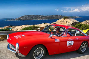 Xế cổ Ferrari ngao du trên đất Ý