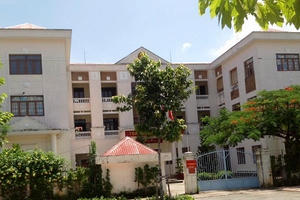 TP.Hồ Chí Minh: Cụ bà 81 tuổi dài cổ chờ tòa án quận 8 xử án hôn nhân