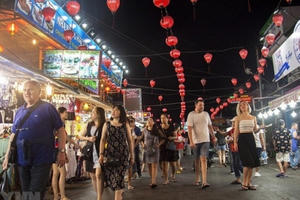 Thắp sáng “kinh tế du lịch ban đêm”: Doanh nghiệp đang phải tự “bơi” một mình