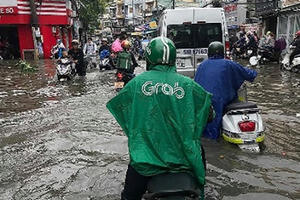 Dịch vụ gọi xe, đồ ăn quá tải ngày mưa bão