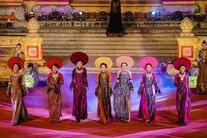 Công nghiệp văn hóa nhìn từ điện ảnh và áo dài