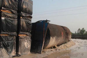 Khó hiểu vụ gây ô nhiễm nguồn nước sông Đà: Thu gom 8,8 tấn dầu thải để làm gì?