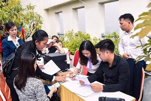 Nhiều khách hàng đặt cọc ngay tại lễ mở bán căn hộ Oriental Westlake