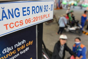 Giá xăng tiếp tục giảm mạnh