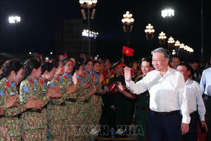 Tổng Bí thư Tô Lâm dự chương trình chính luận nghệ thuật 'Dưới cờ vinh quang'