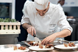 Khách sạn 5 sao "ship" đầu bếp và đồ ăn tới tận nhà giá tiền triệu