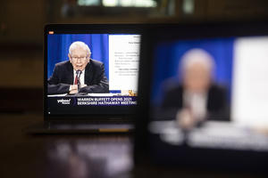 "Cuộc chiến ngầm" giữa Warren Buffett và BlackRock, quỹ quản lý tài sản quyền lực nhất nước Mỹ