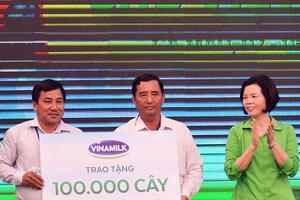 Vinamilk trồng 100.000 cây xanh và trao tặng 66.000 ly sữa tại tỉnh Cà Mau