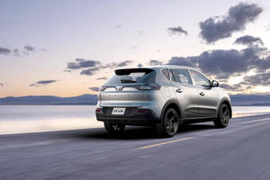 VinFast mở bán VF e34 tại Indonesia: Vẫn thuê pin, giá rẻ bèo so với Việt Nam