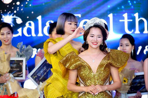 Nữ doanh nhân dân tộc H’Mong đăng quang Miss Photo Feel The Light 2022