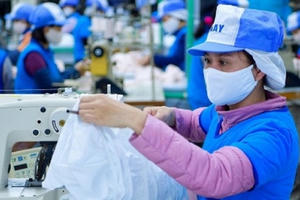 Khẩu trang phòng dịch: Hàng không thiếu nhưng vì sao khó mua