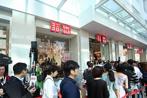 Uniqlo Đồng Khởi chào đoán hàng ngàn khách hàng trong ngày khai trương
