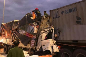 Tông vào đuôi xe container, đầu xe tải biến dạng, 3 người tử vong