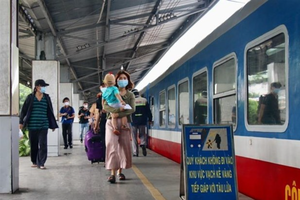 Đường sắt khuyến cáo khách không mua vé trôi nổi