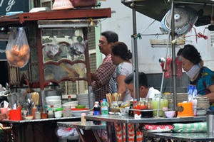 Nhăm nhe đánh thuế xe ôm, quán cóc