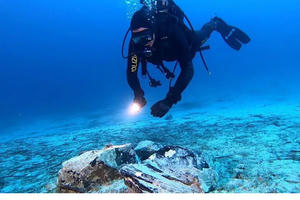 Kho báu hắc diện thạch rơi ra từ “tàu ma” 5.000 năm tuổi