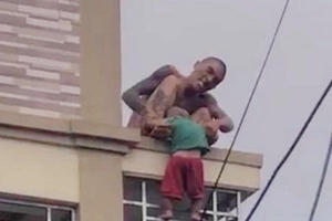 Vụ em bé 17 tháng tuổi bị bố ruột thả từ tầng 2 xuống đất: Đối tượng khai gì tại CQĐT?