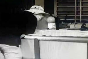 Tên trộm ranh ma khoắng 100 lượng vàng còn ôm luôn camera an ninh