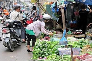 Người dân Thủ đô vẫn tập trung đông người ở chợ tạm, chợ cóc