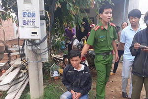 Kon Tum: Nam thanh niên thủ dao bấm đi trộm tiền bị người dân bắt giữ