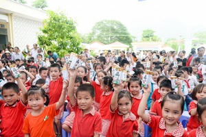 Quỹ sữa Vươn cao Việt Nam và Vinamilk trao tặng 70.000 ly sữa cho trẻ em Thái Nguyên