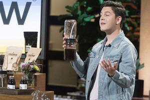 Chàng trai 19 tuổi được đầu tư 50.000 USD tại Shark Tank nhờ dụng cụ lọc bã cà phê