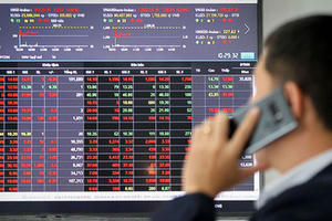 Giao dịch cổ phiếu không thông báo, UBCKNN xử phạt hai cá nhân