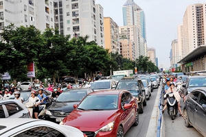 Hà Nội: Nhà cao tầng mọc lên ồ ạt, nội đô ngột ngạt!