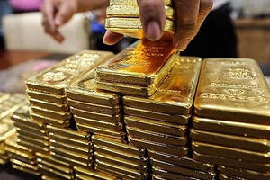 Vàng thế giới tăng vọt, USD xuống thấp nhất trong 3 tuần