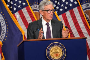 Reuters: Ngân hàng Standard Chartered đưa dự đoán Fed sẽ giảm lãi suất 50 bps vào tuần sau