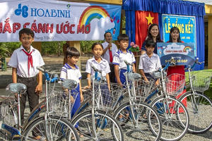 Hòa Bình trao quà tặng cho bộ đội biên phòng và học sinh vùng biên