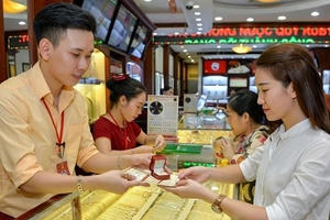 Giá vàng hôm nay 20/9: Bất chấp đồng USD tăng, giá vàng vẫn vượt ngưỡng 1.200 USD/ounce