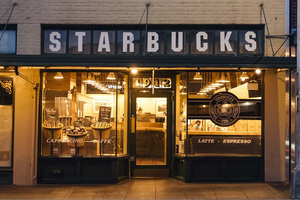 Starbucks hướng đến đối tượng khách hàng trẻ và giàu có để vượt qua khủng hoảng